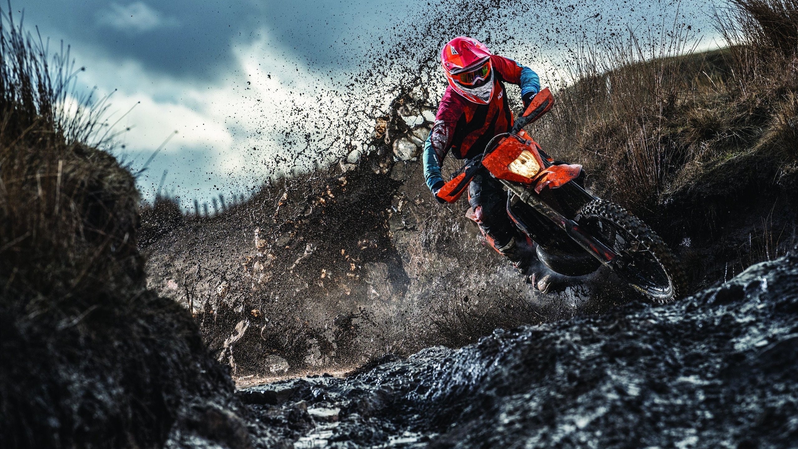 青少年水中足球大赛,趣味互动造就精彩瞬间,水中踢球少年